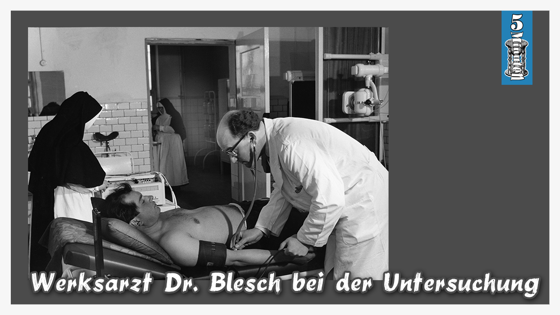 Werksarzt Dr. Blesch bei der Untersuchung