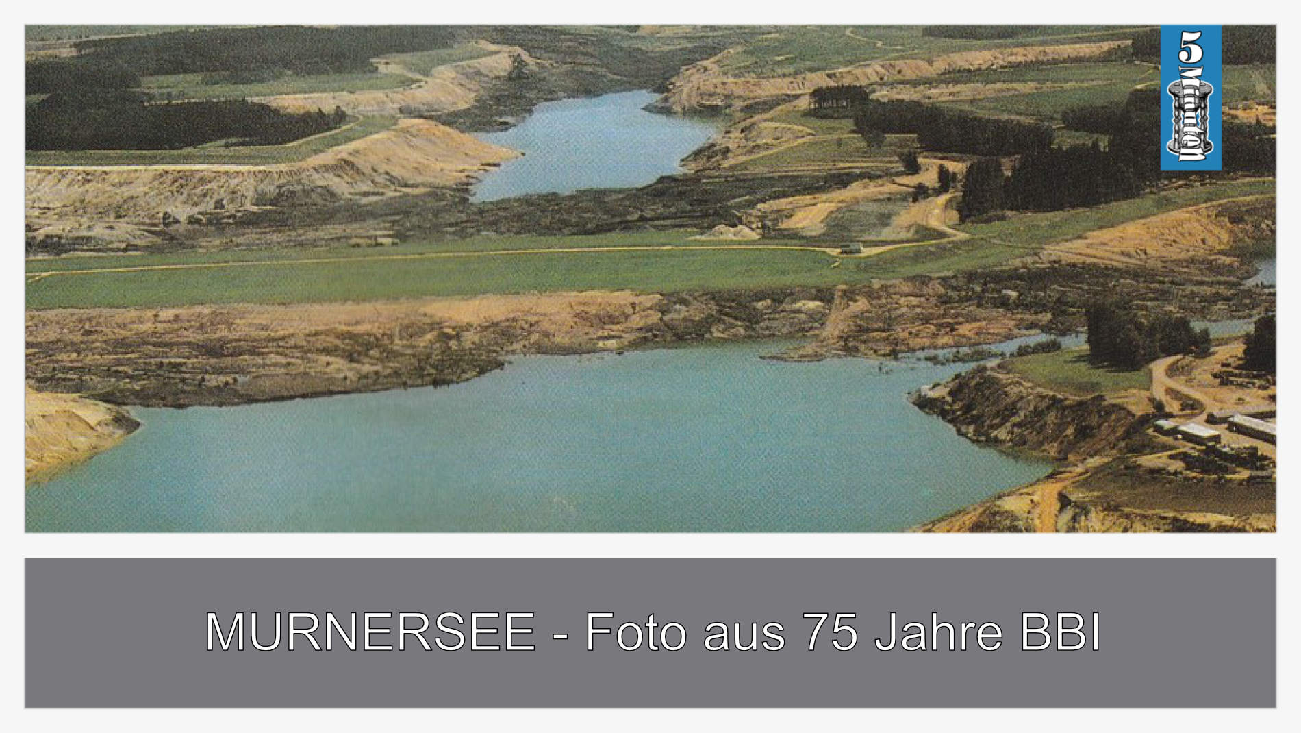 Die Aufnahme entstand nach Einstellung der BBI 1982 und Fluten der Seen. Vorne der Murner- und dahinter der Brückelsee. Die Gebäude rechts waren der BBI Werkstattstützpunkt. Das kleine weiße Gebäude am Damm ist der Standort der heutigen 