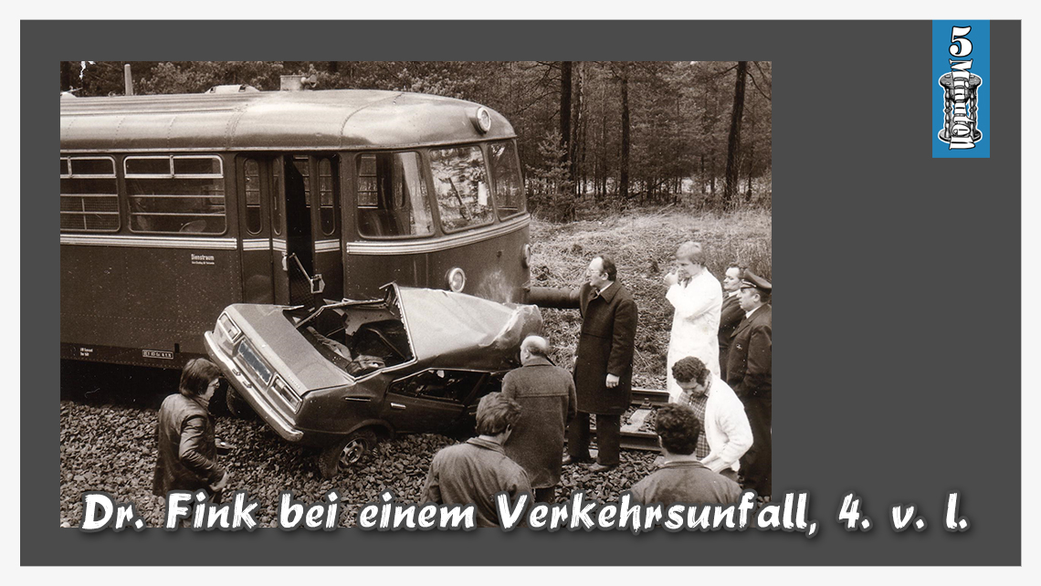 Dr. Fink bei einem Verkehrsunfall, 4. v. l.